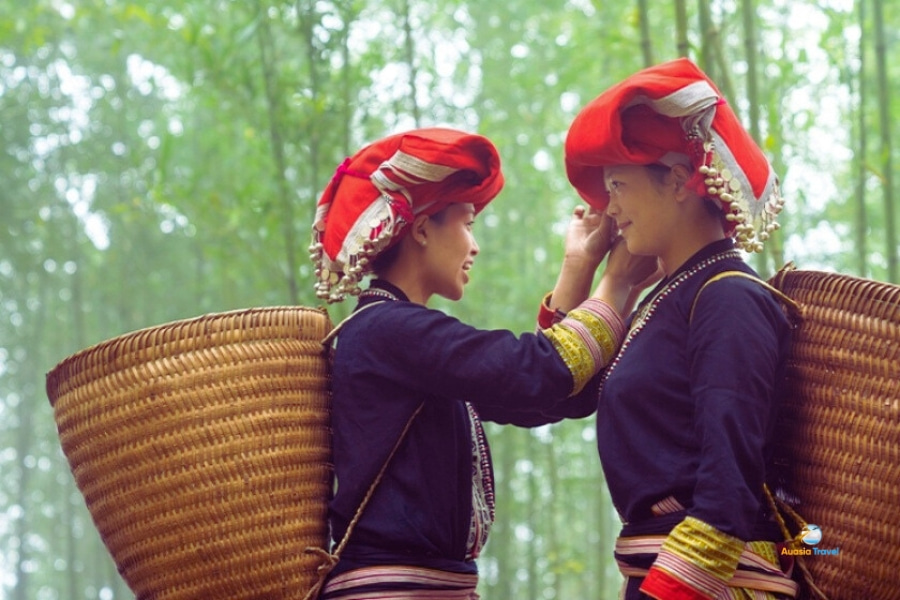 Ethnic minority women in traditional attire smiling in Sapa Vietnam – Auasia Travel